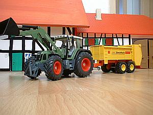 Fendt Favorit 716 Vario mit Veenhuis Stalldungstrueer